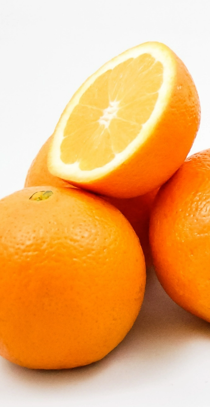 Trzy pomarańcze położone na sobie